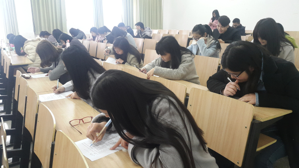 同学们正专心考试 (2).jpg