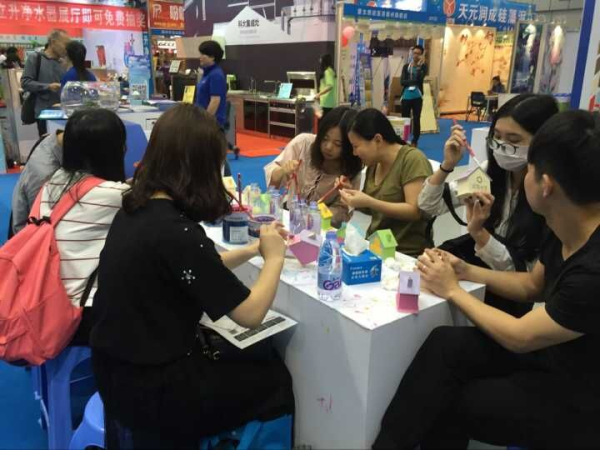学生与参展商沟通了解产品.jpg