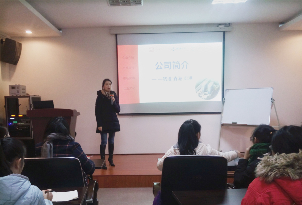 福建航港针织品有限公司销售部经理潘女士与商务英语专业同学做分享.jpg