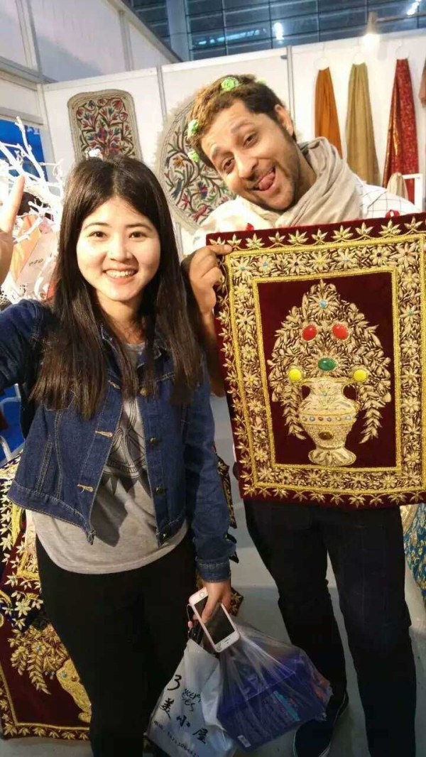 与参展商合影.jpg