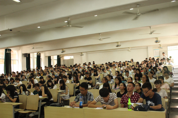 新生翻阅学生手册.jpg