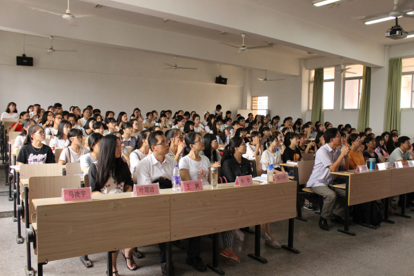 16级学生认真听讲.jpg