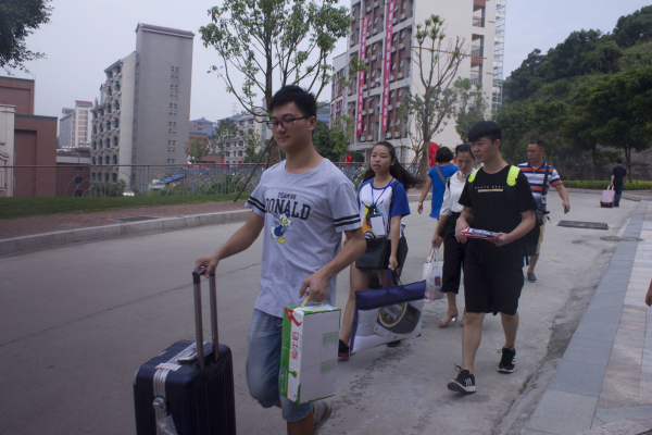 帮新生拿行李.jpg
