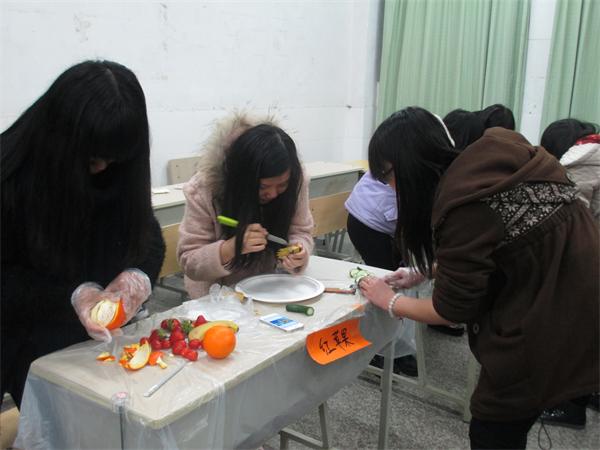 巧手制作水果拼盘.JPG
