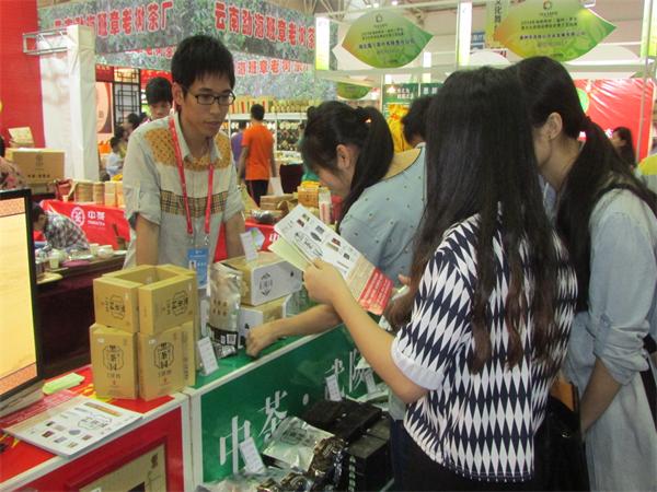 调研组采访参展商.JPG