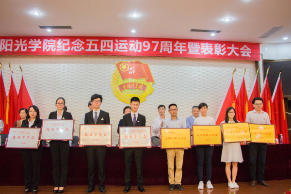 2015-2016学年优秀学生会(左一).jpg