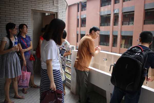 系主任巡视宿舍.jpg