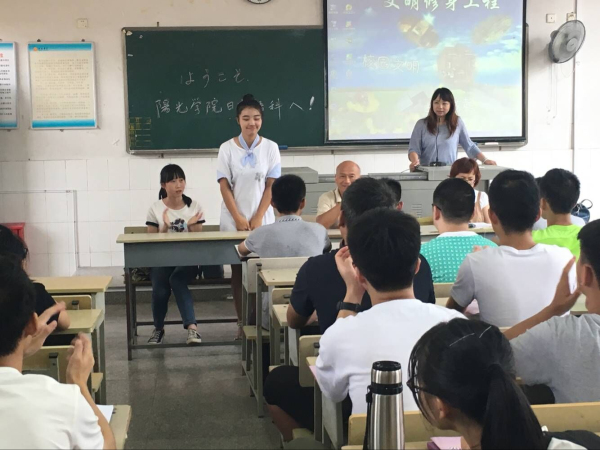 日语专业潘仰旻老师主持介绍会.jpg