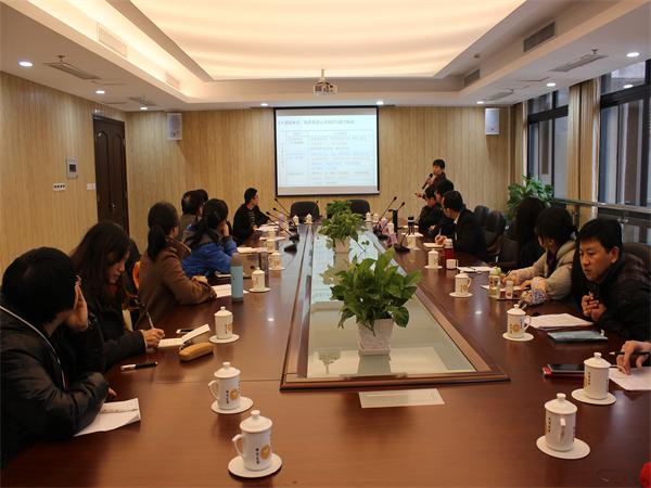 林丽华老师介绍外语系商务英语发展概况.JPG