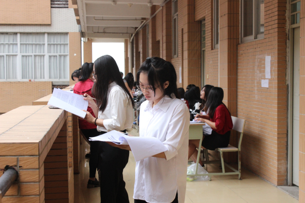 场外等待答辩同学1.jpg