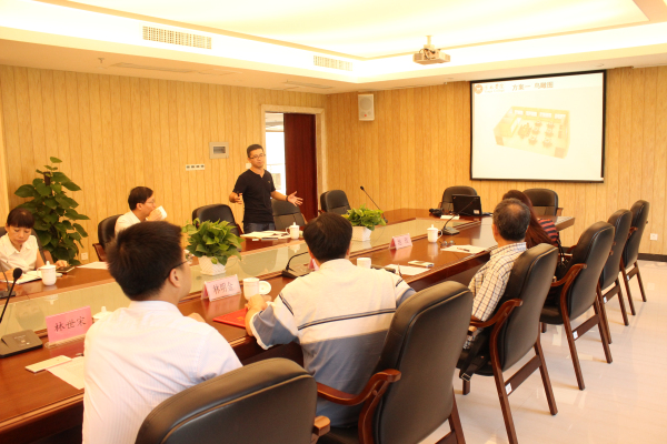 系主任助理何锡梗老师介绍建设方案.jpg