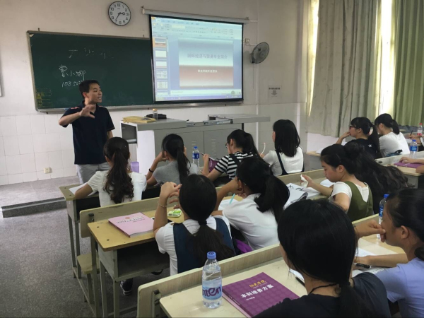 系主任助理蔡洪杰老师作国贸专业介绍会.jpg